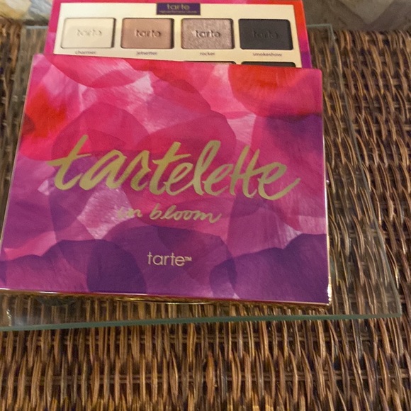 Eyeshadow - Picture 3 of 3